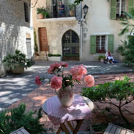 La Cle De La Porte Bed & Breakfast 3*